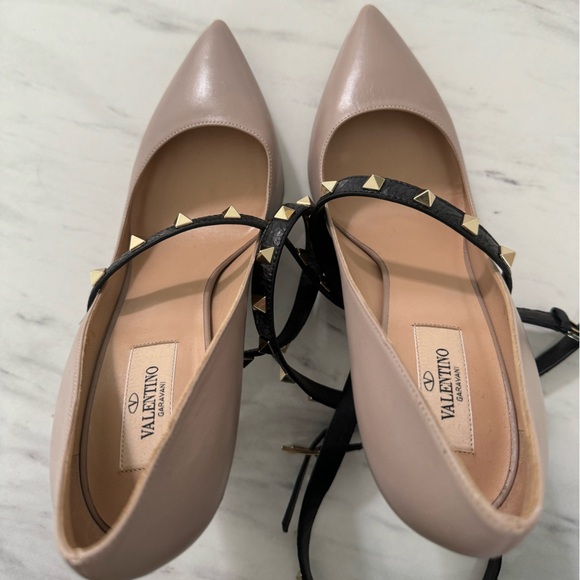 Valentino Garavani beige heel w/ black rock, stud straps - Picture 3 of 5